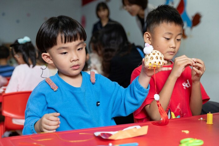 Im Reha-Zentrum Kangyu lernen gehörlose Kinder den Umgang mit einem speziellen Implantat der ...