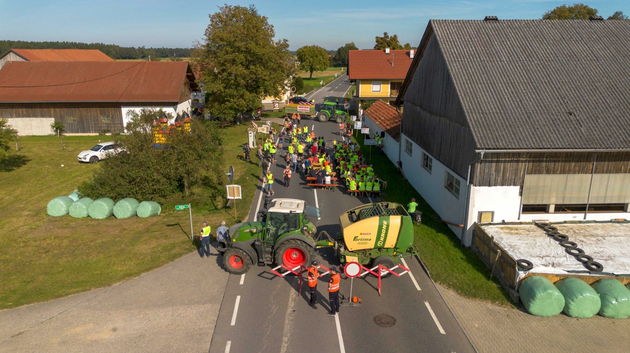 Demo auf der B 148 Bierbänke mitten auf der Bundesstraße aufgestellt