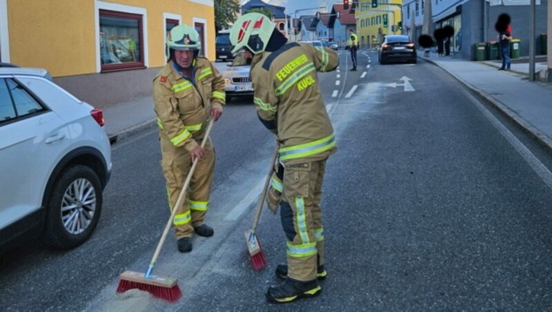 Die Freiwillige Feuerwehr Kuchl band ausgelaufenen Treibstoff. (Bild: FF Kuchl)