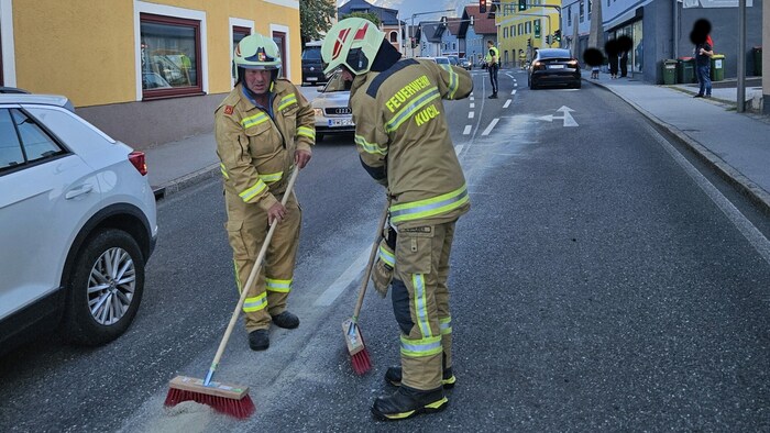 Die Freiwillige Feuerwehr Kuchl band ausgelaufenen Treibstoff.
