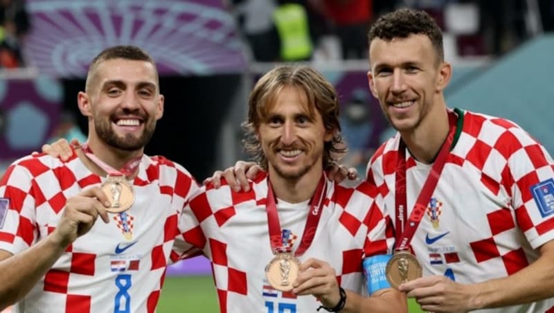 Kovacic (li.) mit den Kroatien-Weltstars Modric und Pjanic (Bild: JACK GUEZ)