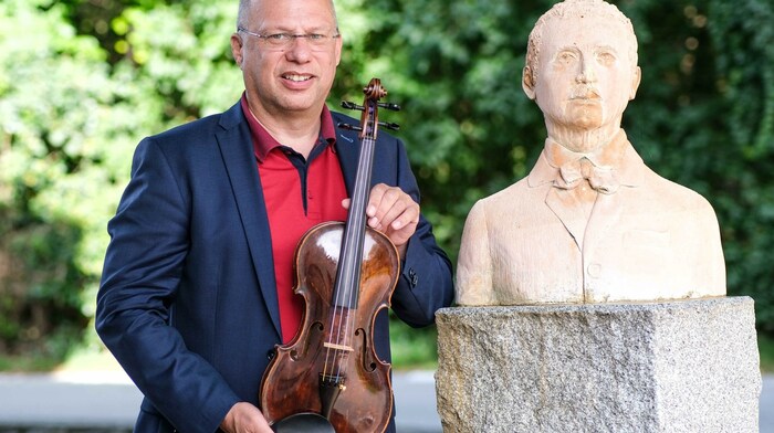 Kronstorfs Bürgermeister Christian Kolarik vor dem Denkmal des „jungen“ Bruckner mit dessen ...