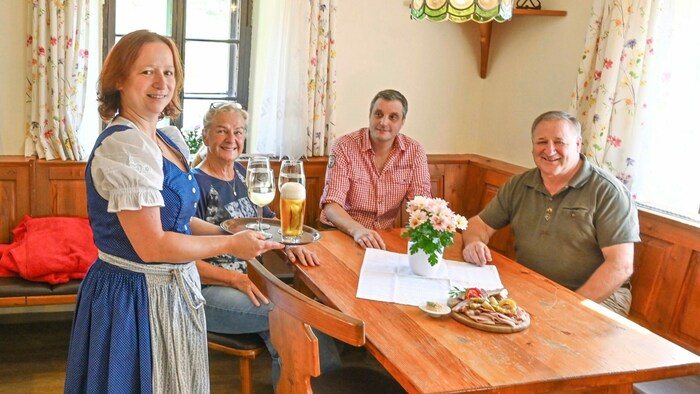 Auch Bürgermeister Andreas Grabuschnig (rechts) schaute beim Messnerwirt vorbei.