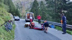 Die Rettungskräfte mussten den Verletzten in die Klinik einliefern. (Bild: Zoom.Tirol, Krone KREATIV)