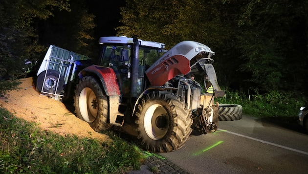 Der Anhänger des Traktors kippte samt geladenen Maiskörnern um. (Bild: laumat.at/Matthias Lauber)