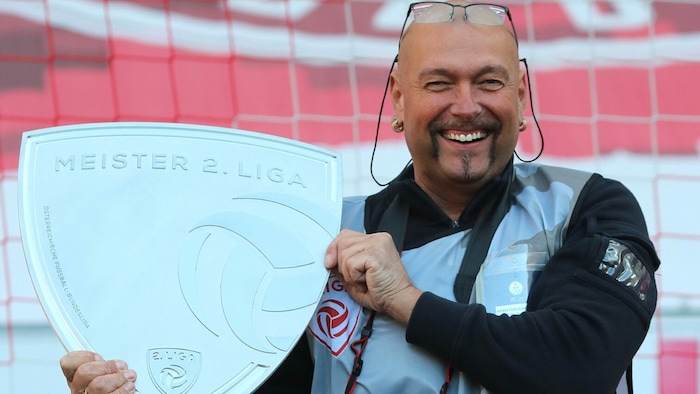 Mario Wimmer,. Papa von Austria Klagenfurts Nico Wimmer, ist ein großer Blau-Weiß-Linz-Fan - und ...