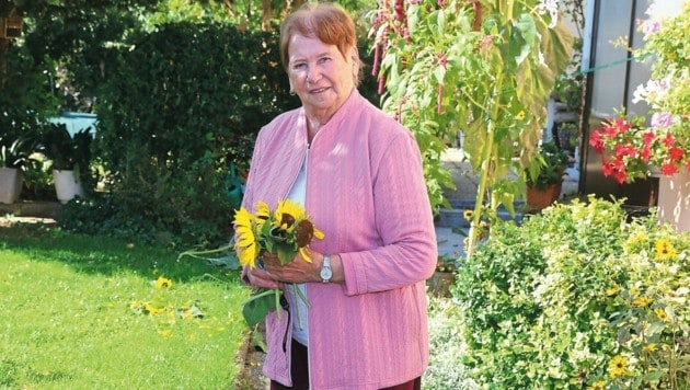Elfriede P. lebt seit über 50 Jahren auf der Wasserwiese und liebt die Blumen in ihrem Garten. (Bild: Zwefo)