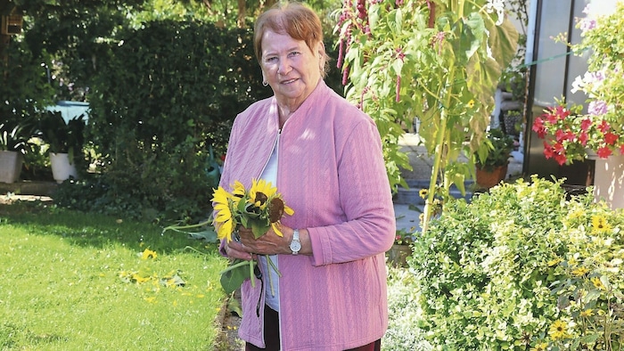 Elfriede P. lebt seit über 50 Jahren auf der Wasserwiese und liebt die Blumen in ihrem Garten.