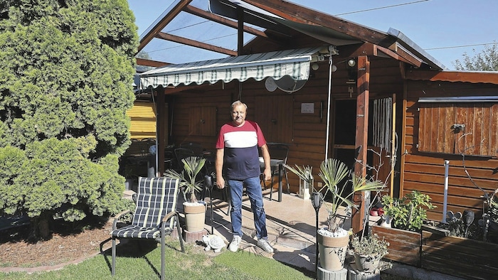 Pensionist Peter M. (62) hat sich sein zweites Zuhause selbst gebaut und ist sehr stolz darauf.