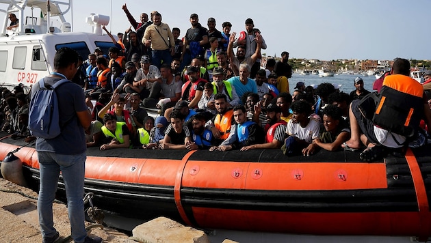 Thousands of migrants continue to cross the Mediterranean. (Bild: APA/AFP/ZAKARIA ABDELKAFI)