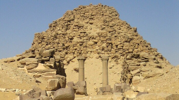 Die Ostseite der Sahura-Pyramide