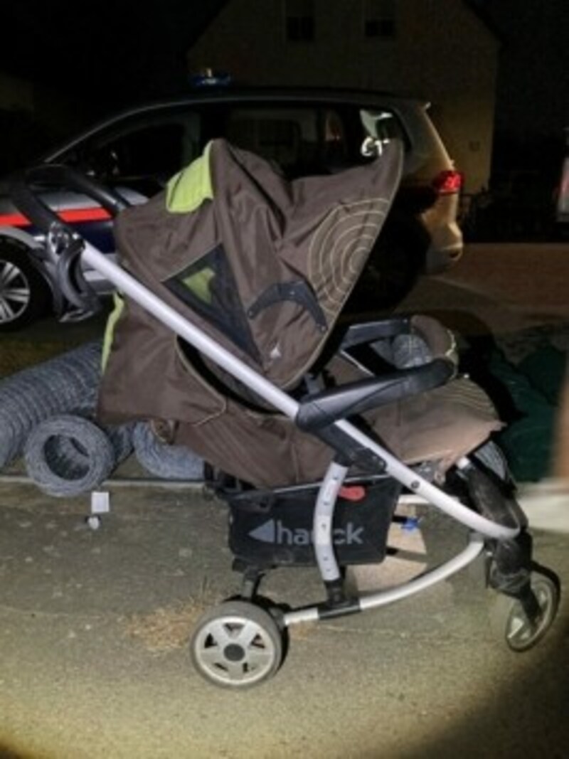 Dieser Kinderwagen wurde im Fahrzeug entdeckt. (Bild: LPD Stmk/Tobias Mayer)