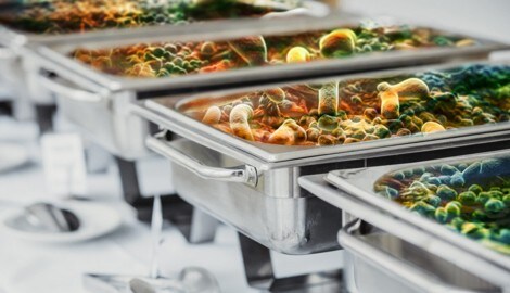 Hungrig? Buffets bergen ein „unvermeidliches Risiko“ für Lebensmittelvergiftungen - das aber verringert werden kann.  (Bild: LElik83 - stock.adobe.com, Krone KREATIV)