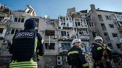 Ein zerstörtes Haus in Pokrowsk (Bild: AP)
