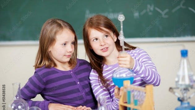 Heiß diskutiert: Wer wird zukünftig unsere Kinder unterrichten? (Bild: contrastwerkstatt - stock.adobe.com)
