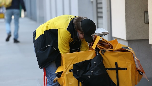 Weil die Zahl der Briefe sinkt, wurden Zustellrayone größer. Aktuell werden 59 Briefträger in Oberösterreich gesucht. (Bild: Tomschi Peter)