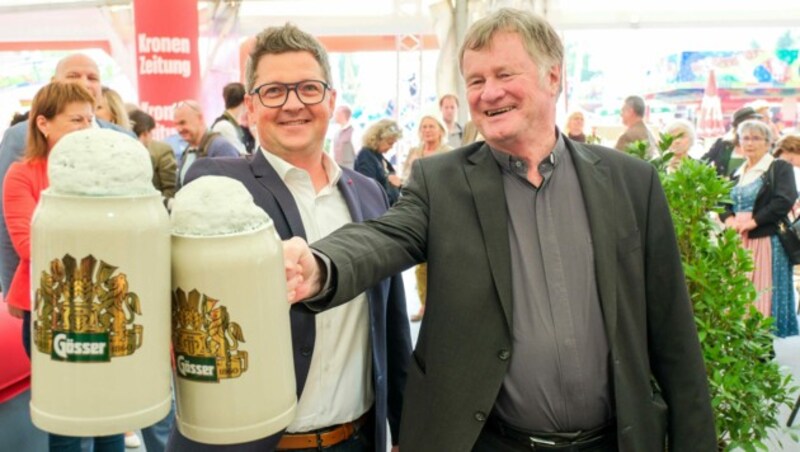 SP-Landesrat Michael Lindner war der Erste, der sich der Herausforderung stellte. Fürs Foto und göttlichem Beistand griff sogar Bischof Manfred Scheuer (r.) zum schweren Krug. (Bild: Horst Einöder/Flashpictures)