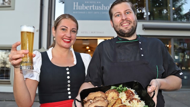 Küchenchef Franz Hödlmoser und Kellnerin Libi servieren im Hubertushof traditionelles Bratl.