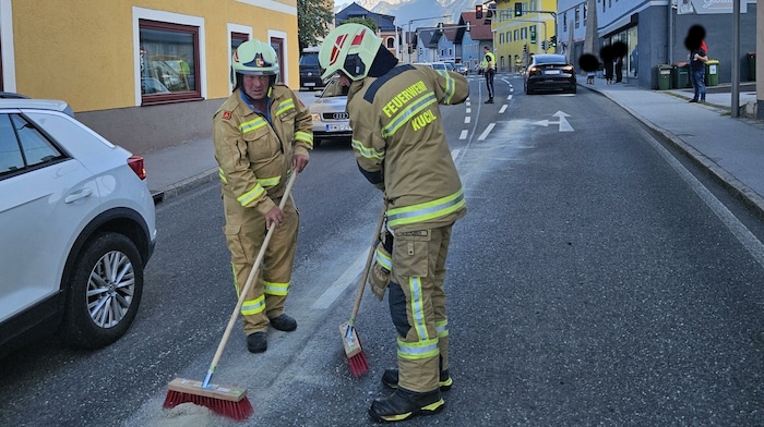 Stauflüchtlinge erschwerten am Freitag in Kuchl die Aufräumarbeiten nach einem Unfall massiv.