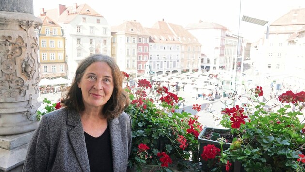 Im Gespräch mit der „Krone“ zieht Elke Kahr Bilanz nach zwei Jahren als Grazer Bürgermeisterin. (Bild: Sepp Pail)