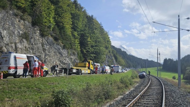 Auch der BMW landete auf den Gleisen der Außerfernbahn. (Bild: zoom.tirol)