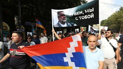 Am Samstag gingen in Armeniens Hauptstadt zahlreiche Menschen auf die Straße, um ihre Unterstützung mit der Region Bergkarabach zu zeigen. (Bild: AP/Photolure)