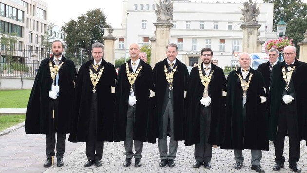 Georg von Habsburg-Lothringen (2. v. li.), stellvertretender Großmeister, stand an der Spitze des Festtages mit dem St. Georgs-Orden in Eisenstadt. (Bild: Judt Reinhard)