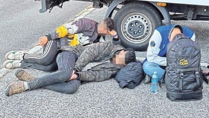 In dem Klein-Lkw waren 42 Flüchtlinge auf engstem Raum zusammengepfercht - völlig erschöpft.