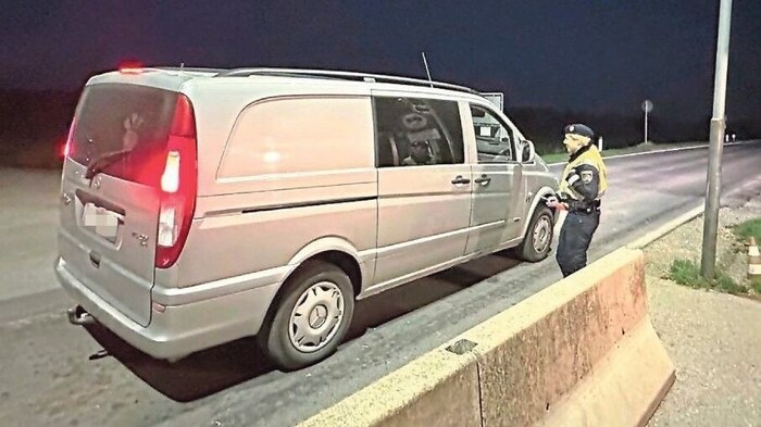 Oft passieren Kastenwagen den Kontrollposten der Polizei, Überprüfung inbegriffen. In diesem ...
