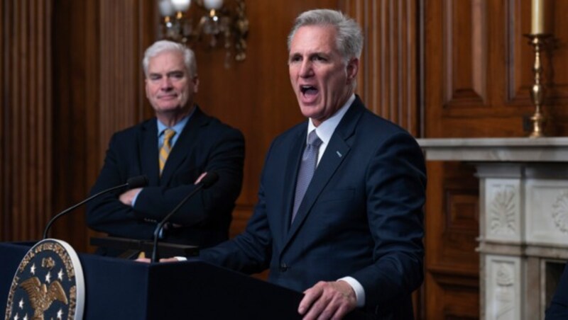 von rechts: Kevin McCarthy und Tom Emmer aus dem US-Repräsentantenhaus gaben bekannt, ein Übergangsbudget beschlossen zu haben. (Bild: AP)