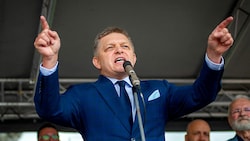 Fico und die kleine rechtspopulistische „Slowakische Nationalpartei“ SNS wollen die in der Bevölkerung unpopuläre Waffenhilfe für die Ukraine beenden. (Bild: APA/AFP/PETER LAZAR)