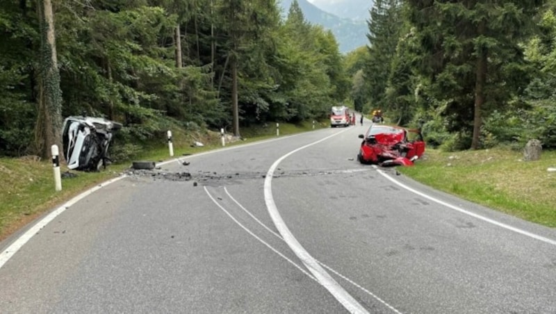 Beide Fahrzeuge blieben völlig zerstört neben der Straße liegen. (Bild: KAPO Graubünden)