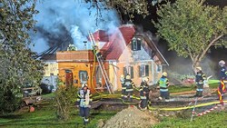 Gegen 20.10 Uhr geriet das Einfamilienhaus in Band. (Bild: FF Dobl)