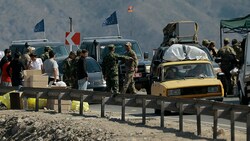 Flüchtlinge und EU-Beobachter bei einem militärischen Checkpoint in Bergkarabach (Bild: AP)