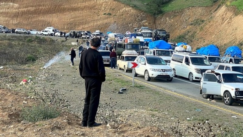 Flüchtlingskonvoi aus Bergkarabach (Bild: APA/AFP/Siranush Sargsyan)