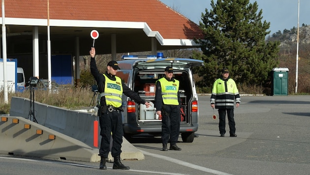 Tschechien macht es Schleppern schwer, Österreich reagiert mit der Überwachung von Alternativrouten. (Bild: Huber Patrick)