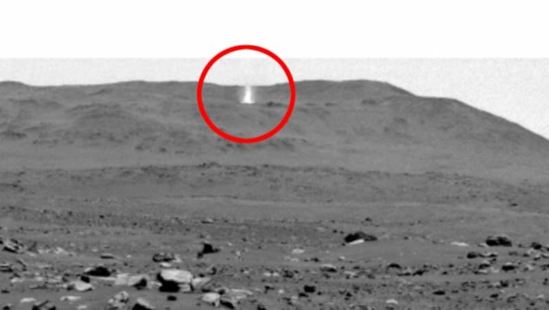 Der NASA-Marsrover „Perseverance“ hat im Zuge seiner Mission Aufnahmen eines sogenannten Staubteufels (rot markiert) zur Erde gefunkt. (Bild: NASA/JPL-Caltech, krone.at-Grafik)