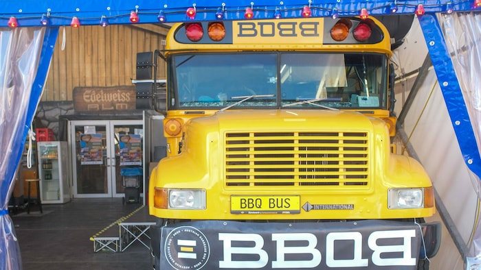 In diesem mit Profi-Küche ausgestatteten US-College-Bus zaubert der Mühlviertler Grillprofi ...