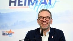 FPÖ-Parteichef Herbert Kickl hat Kanzler Karl Nehammer jetzt mit einem Kamel verglichen. (Bild: APA/Helmuth Fohringer)