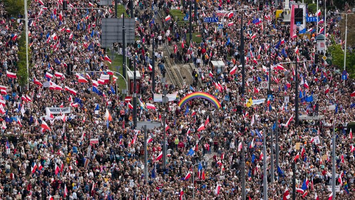 Zwei Wochen vor der Parlamentswahl in Polen haben am Sonntag rund eine Million Menschen gegen ...