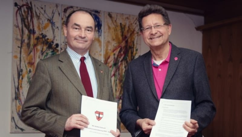 Bürgermeister Andreas Linhart (li.) und Chris Schmitzer (Neos) mit der eidesstaatlichen Erklärung. (Bild: martin.schoedl)