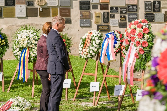 Ein weiteres Foto von der Gedenkfeier in Hartheim: Landtagspräsidentin Sabine Binder (FPÖ) wird ...