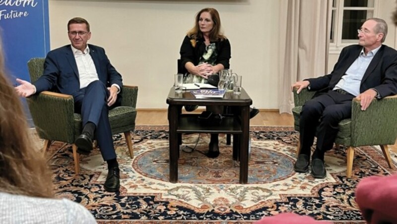 Wirtschafts- und Europa-Landesrat Markus Achleitner (l.) mit LH-Stv. a.D. Christoph Leitl (r.) beim „Castle Talk“ im Rahmen der Veranstaltung „EUREGIO3“ auf der Europaburg. In der Mitte Moderatorin Claudia Weyringer (Bild: Land OÖ)