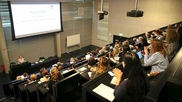 Hörsaal in der Uni Salzburg (Bild: ANDREAS TROESTER)