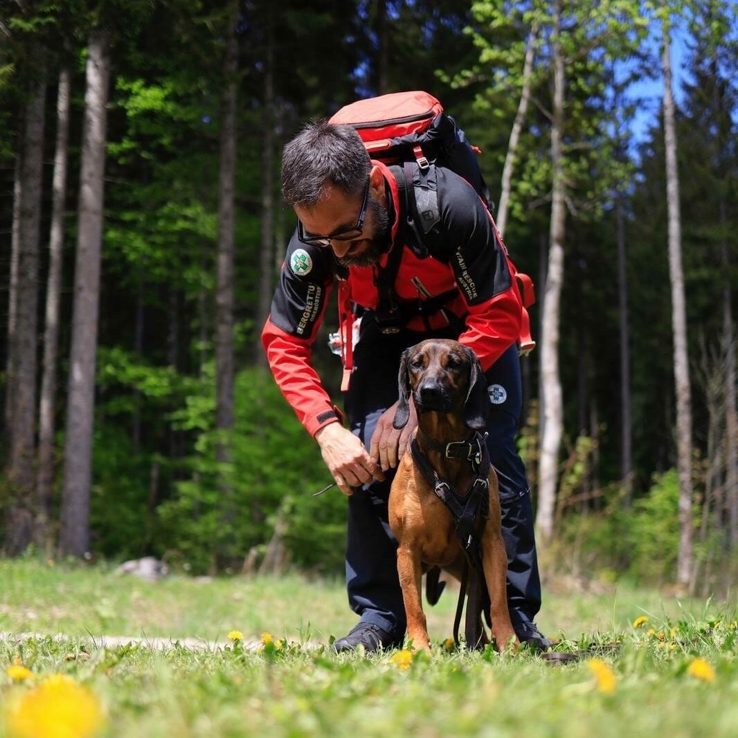 Alexander Seemann mit „Franziska“. Die sechsjährige Hündin wird im sogenannten „Mantrailing“ für die Suche von vermissten beziehungsweise abgängigen Personen eingesetzt. (Bild: Bergrettung OÖ)