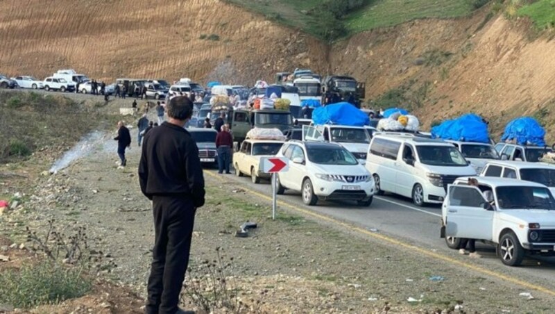 Endlose Wagenkolonnen der aus ihrer Heimat vertriebenen Armenier (Bild: AFP/SIRANUSH SARGSYAN)