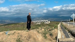 Auf verlorenem Posten: Pater Andreas, Pfarrer der armenisch-apostolischen Gemeinde Österreichs, blickt an der Grenze zu Aserbaidschan nach Bergkarabach, Heimat der Vertriebenen. (Bild: Armenische Kirche)