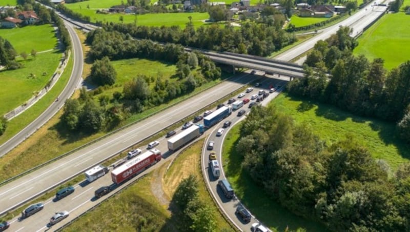 Staut es auf der Autobahn, staut es wenig später in Golling. (Bild: Scharinger Daniel)