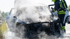 Ein Pkw mit einem Pferdeanhänger fing am Sonntag auf der Westautobahn bei St. Valentin Feuer. Das Auto konnte zum Glück gleich am Pannenstreifen gelöscht werden. (Bild: TEAM FOTOKERSCHI / KERSCHBAUMMAYR)