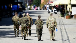 KFOR-Soldaten im mehrheitlich von Serben bewohnten nördlichen Teil der kosovarischen Stadt Mitrovica (Bild: APA/AFP/STRINGER)